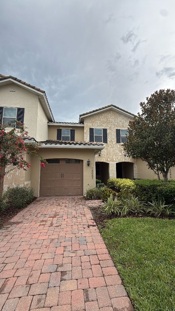 Building Photo - Eagle Creek three bedroom, 2 and half bath... Rental