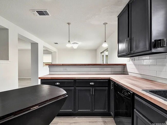 Photo - 7711 Stable View