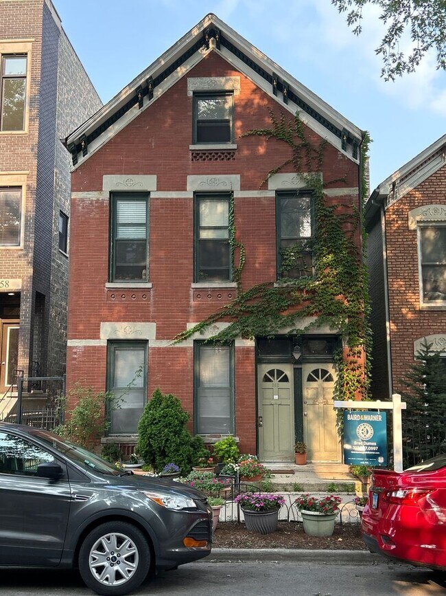 Building Photo - 862 N Hermitage Ave Unit 2R Rental