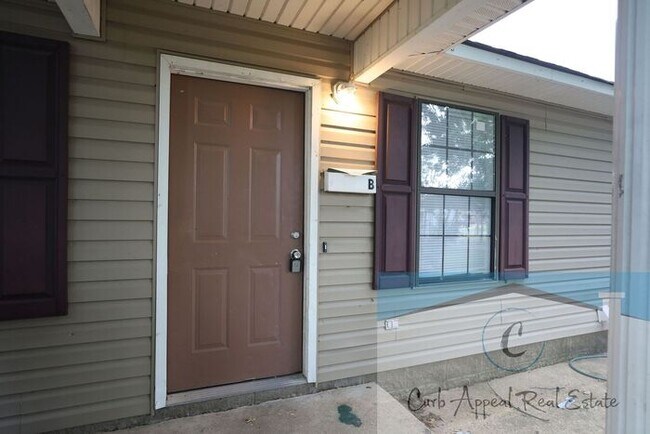 Building Photo - Recently renovated 2 bed, 1 bath apt - utilities included!! HUD accepted!