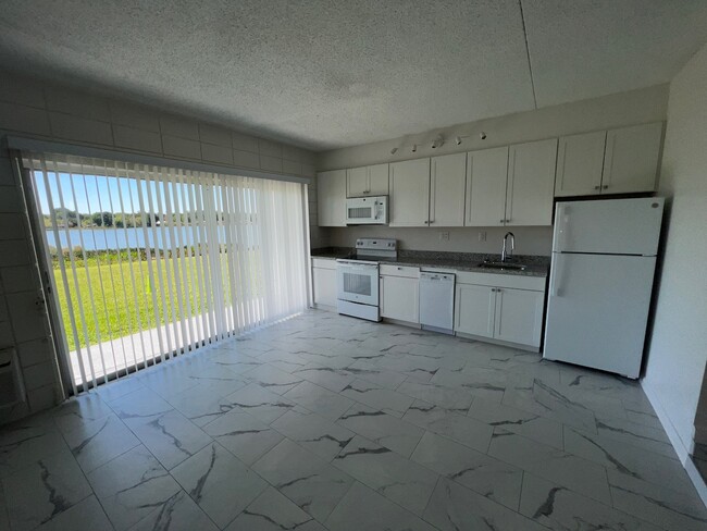 Kitchen with dishwasher - 2043 Shakespeare St Apartments