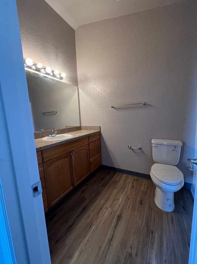 Photo - 3 Bedroom, 2.5 Bathroom Townhouse - Near O...