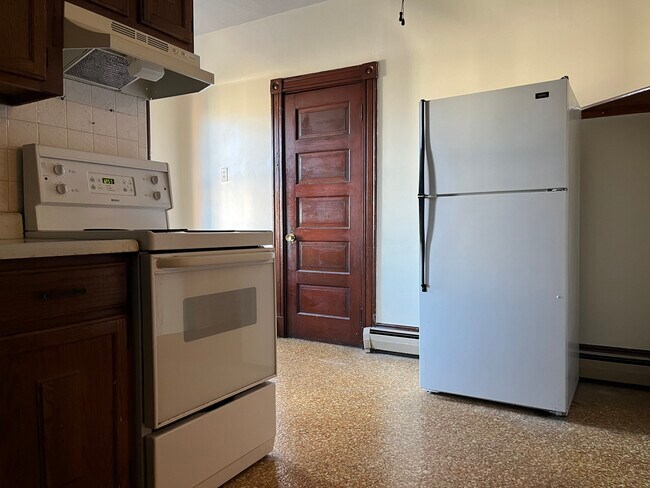 Building Photo - 168 Elm St Unit 3