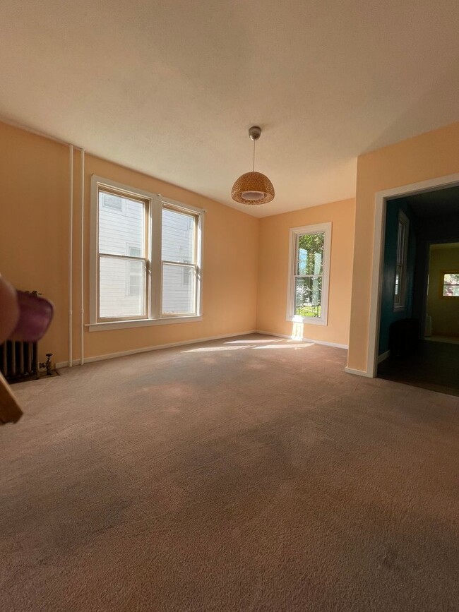 Building Photo - Five Bedroom Home in Central La Crosse