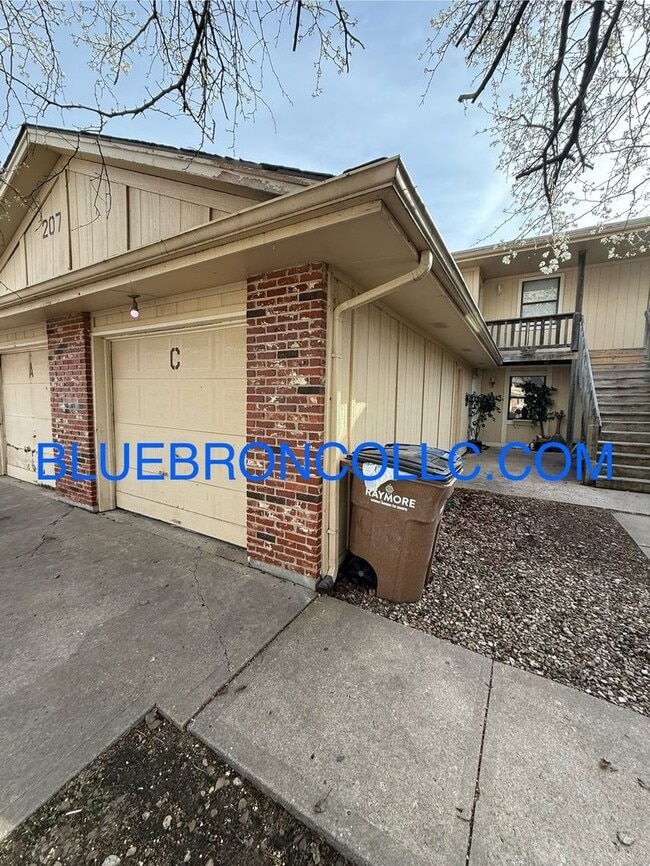Building Photo - Cute 2 bedroom 1 bathroom home with 1 car ... Unit C