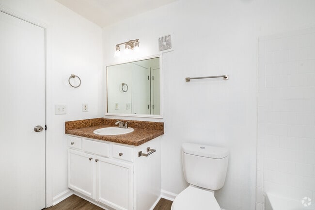 1BR, 1BA - 772SF - Bathroom