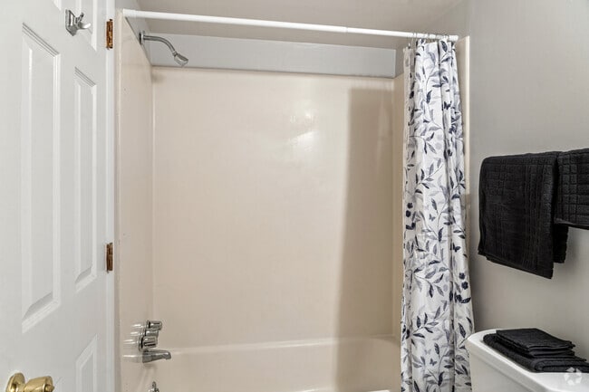 2BR, 1BA - 925SF - Second Bathroom