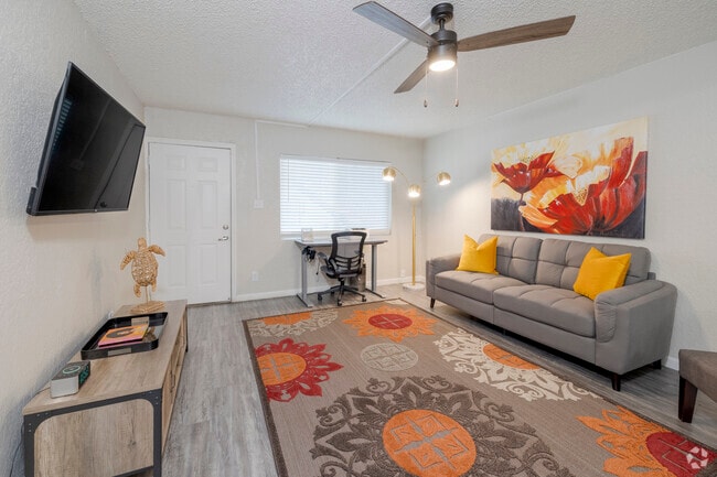 2BR, 2BA - 925SF - Living Room