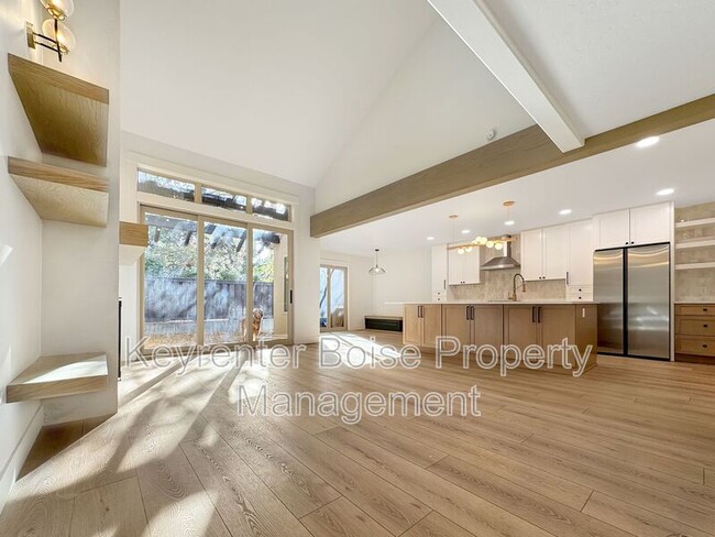 Photo - 832 E Riverpark Ln