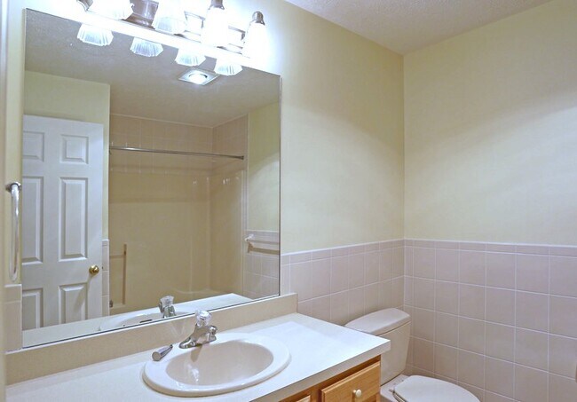 Un dormitorio - Baño con bañera/ducha - New Country Village Apartments