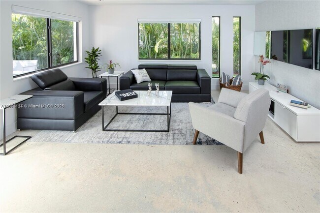 Photo - 77 NE 43rd St