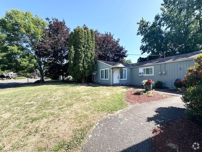 Building Photo - 2 Bed 1 Bath Duplex with Garage and Spacio... Unit 840 Rental