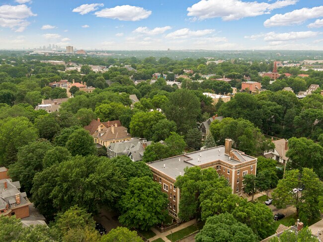 Ubicado en el hermoso vecindario de Cathedral Hill - Ashland Apartments