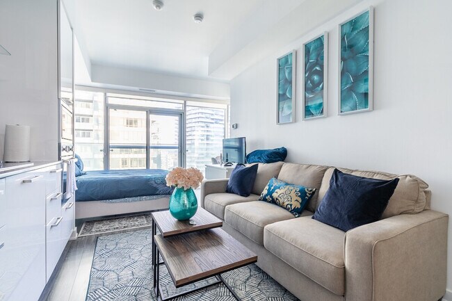 Photo - 19 Grand Trunk Crescent Unit ID1345843P