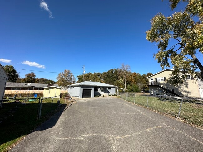 Lots of parking - 6120 Pinedale Dr House