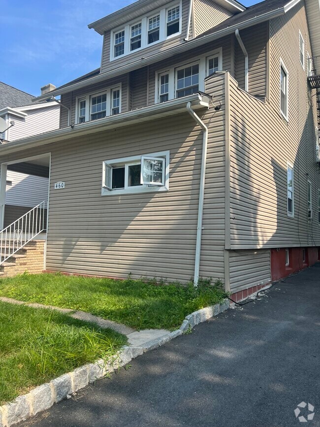 Building Photo - 460 N Maple Ave Unit Attic Rental