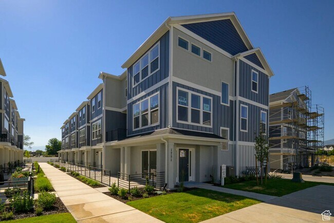 Building Photo - 3-bedroom, 2.5-bath townhome offering modern living in an unbeatable location.
