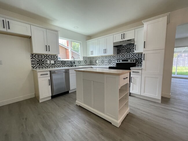 Photo - Newly Renovated 3bdrm 2bath Airy Oasis!