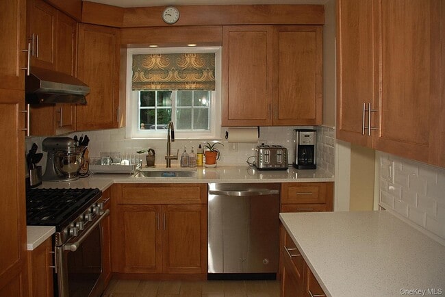 Photo - 18 Coralyn Ave