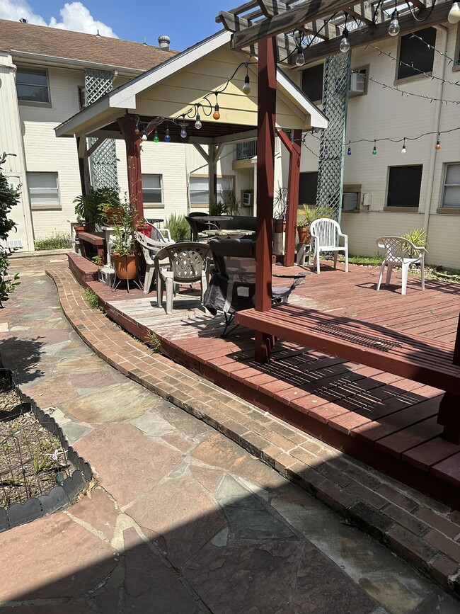 Building Photo - 301 Avondale St Unit 15