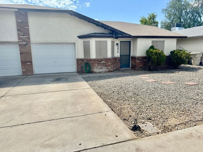 Photo - 3 Bedroom 2 Bath Single Level Home In Glendale!