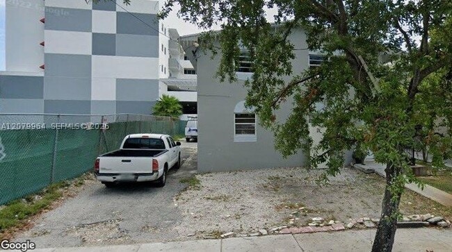 Building Photo - 633 NW 23rd Pl Unit 2