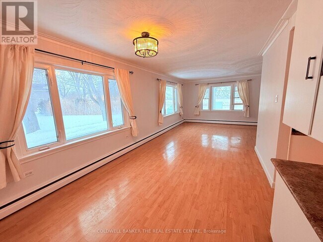 Photo - 19071 Leslie St