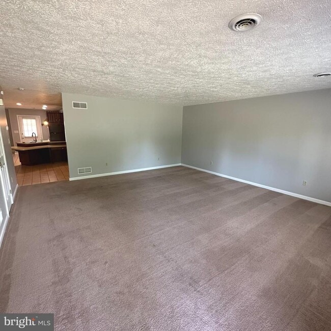 Photo - 323 Stonegate Ct