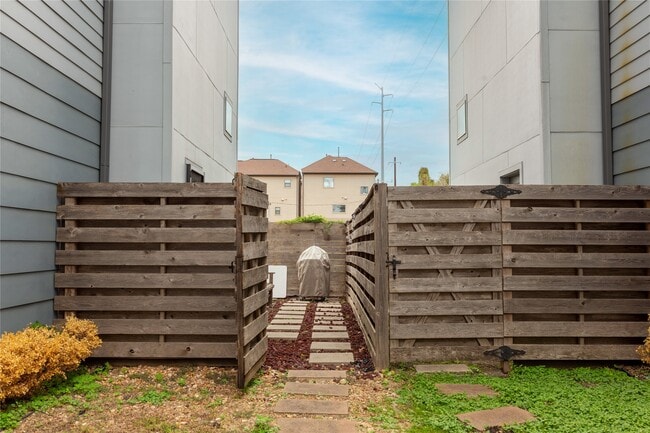 Photo - 2903 Blodgett St