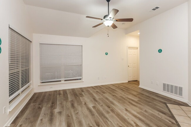 Photo - 308 Creekview Dr