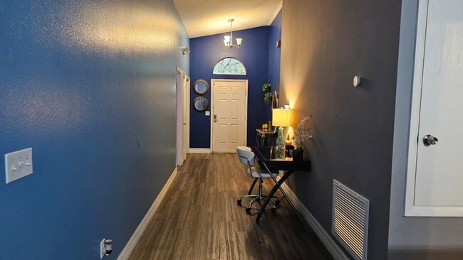 Photo - 510 Castlemain Cir