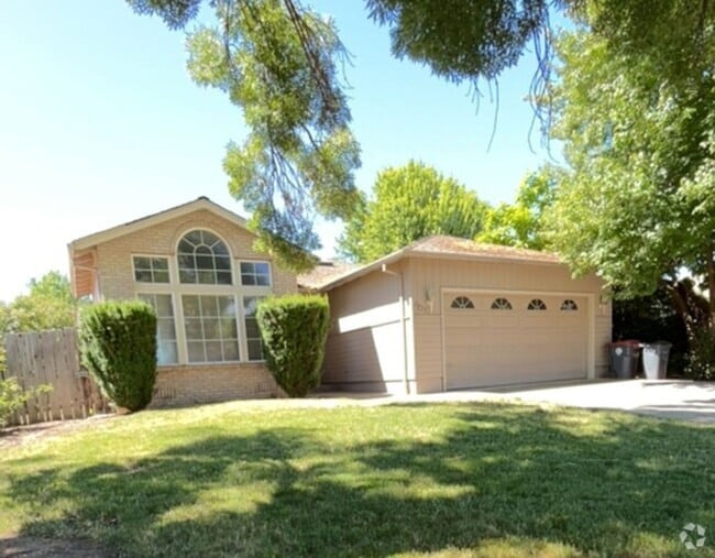 Building Photo - 3 Bedroom 2 bath house coming available!