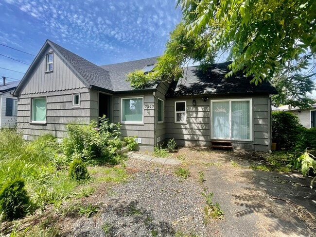 Building Photo - 5-Bedroom, 2 Bathroom Home with In-Unit Wa...