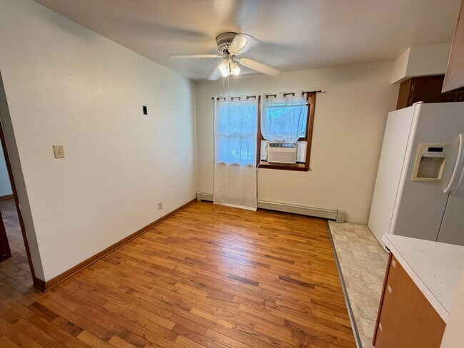 Photo - 202 Center St