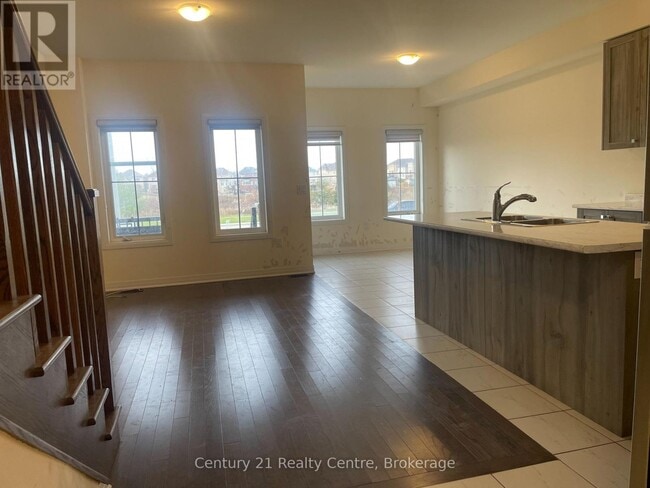 Photo - 33 Brixham Ln