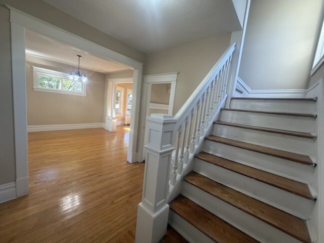 Photo - 350 George St W