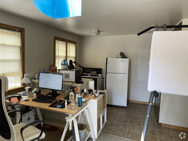 Building Photo - 511 E Custer St Rental