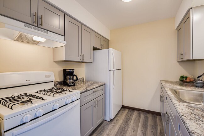 4340 W Loomis Apts
