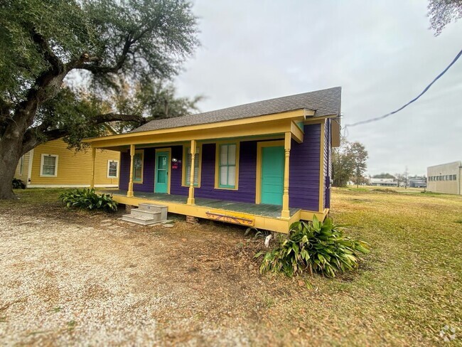 Building Photo - Fully Updated 2-Bedroom 1-Bathroom House i...