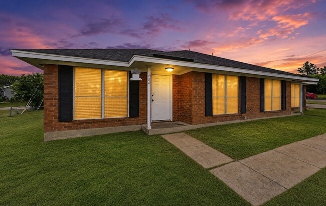 Building Photo - 904 Overlook Dr