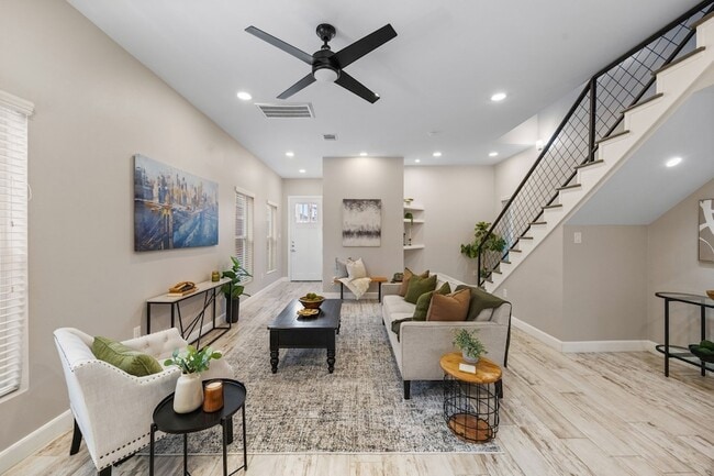 Photo - 317 E 35th St