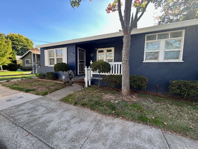 Building Photo - Cute 2 bedroom 1 bath in Tahoe Park Sacram...
