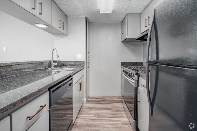 2BR, 2BA - 1093SF - Kitchen