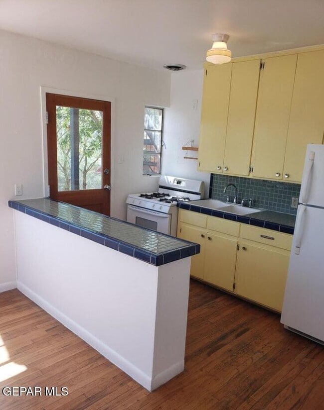 Photo - 904 W Yandell Dr