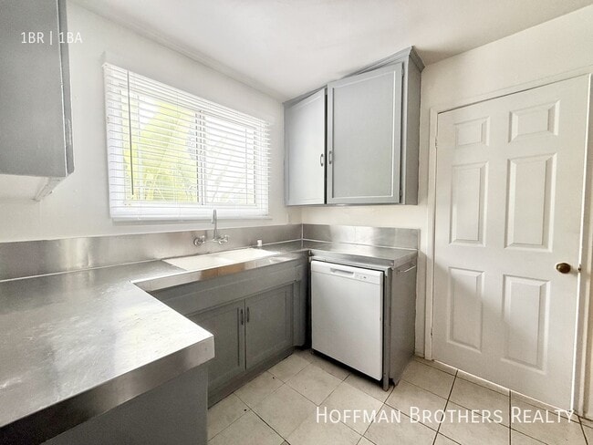 Building Photo - 2453 Silver Lake Blvd Unit 2441A