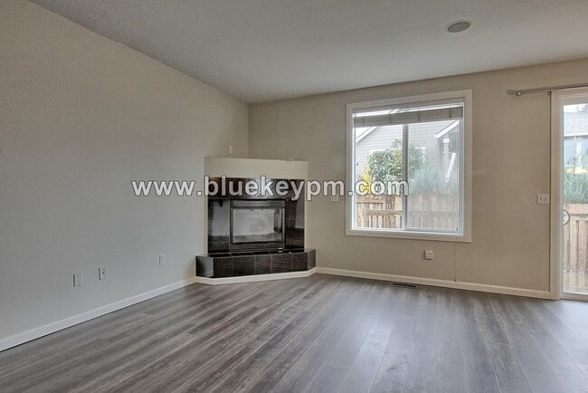 Photo - 907 N 9th Way