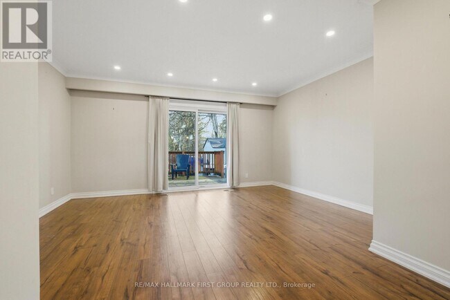 Photo - 303 Rossland Rd W