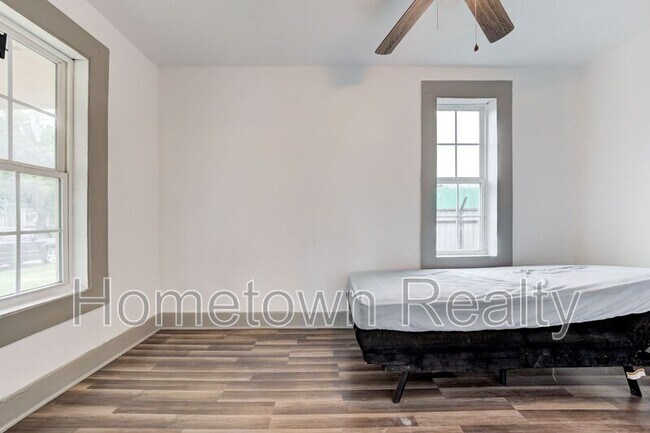 Photo - 306 N Hoff Ave