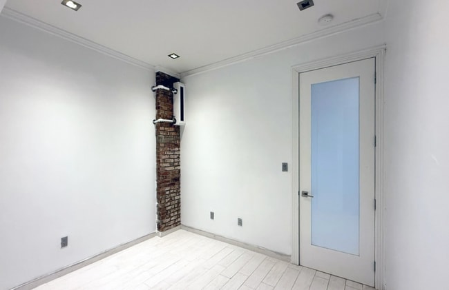 Photo - 204 E 75th St