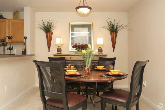 2BR, 2BA - 1,114 SF - Hidden Creste Apartments
